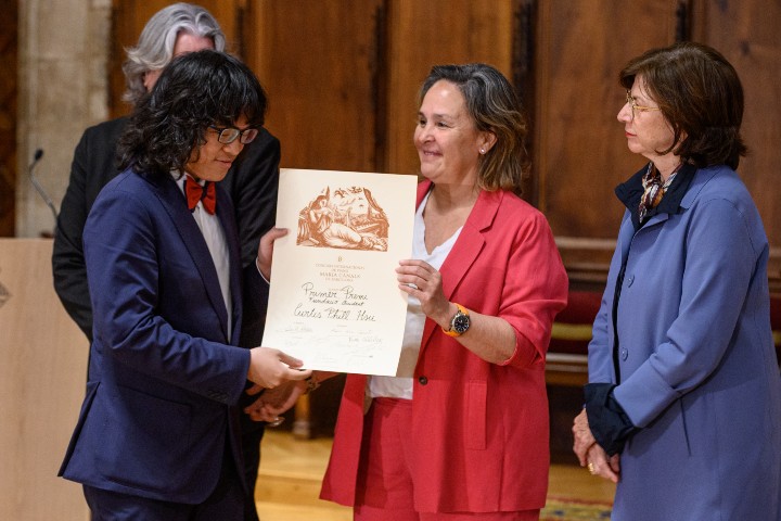 Entrega premio ganador Curtis Phil Hsu