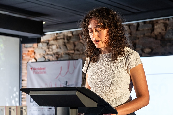 Victoria Also, ganadora Categoría catalán, recita su poema
